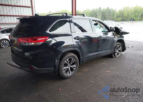 2018 Toyota Highlander Le Plus z USA, uszkodzony, nr VIN 5TDBZRFH2JS855104